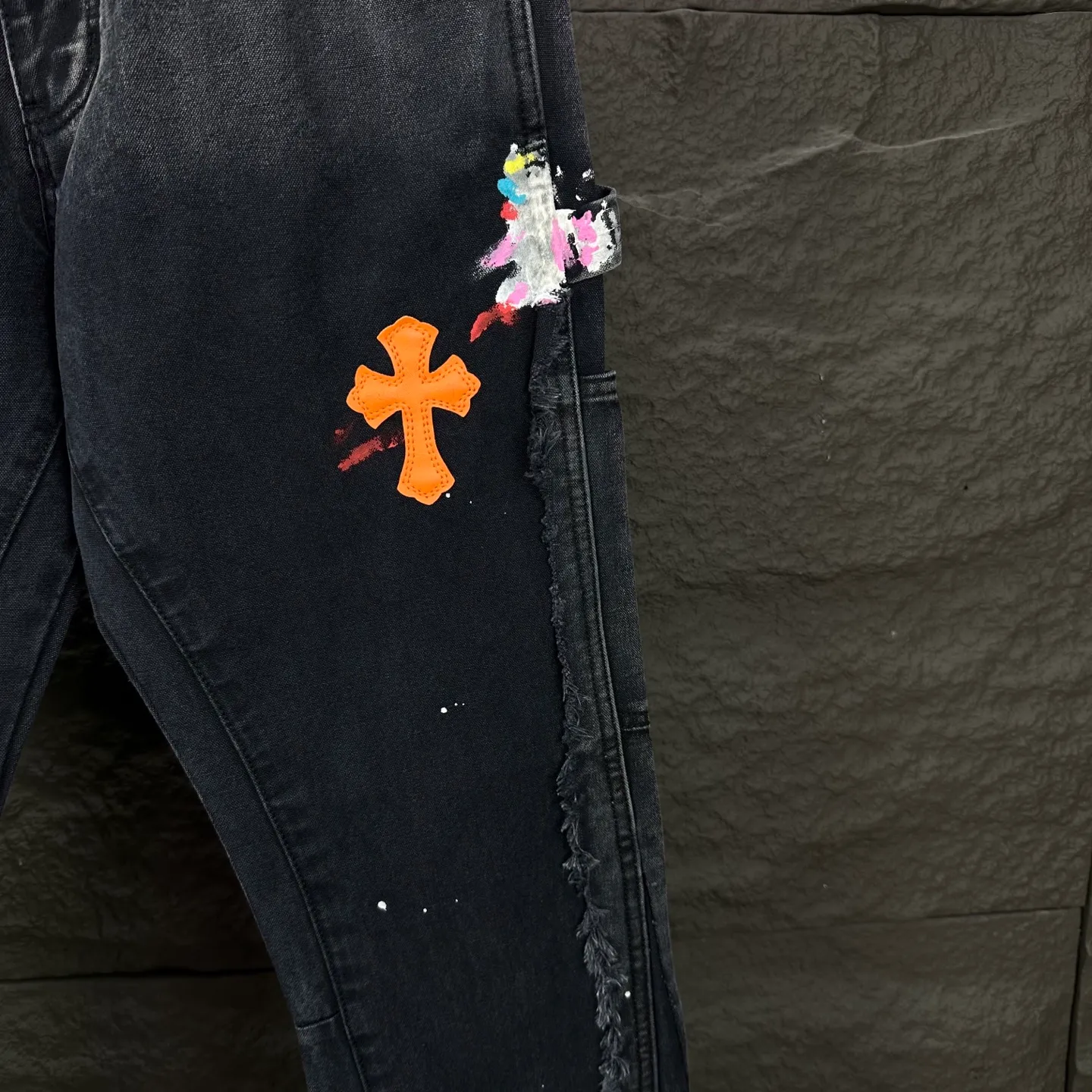 P260 GALLERY DEPT. & Croixin co-branded 2025 new splash-ink hand-painted orange cross-veneer couple style loose washed micro-flared jeans 🔥High version🔥High version🔥 Top ceiling quality Styles with different washed textures are very friendly to people with thin legs and thick legs. The micro-flared version is very flattering. Moderate length that never goes out of style, easy to match with casually, basic styling for various styles, a must-have in the wardrobe! The fabric is stiff but also makes the upper body soft without losing texture. The washing process is even more perfect. It is a must-have item for everyone! ! ! Washed wheat, hang tag, pants label, three complete labels, color: black, size: 28, 30, 32, 34, 36 (five sizes)